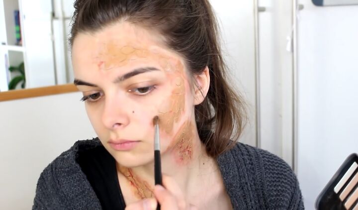 gruesome game of thrones makeup tutorial, Applying eyeshadow to face