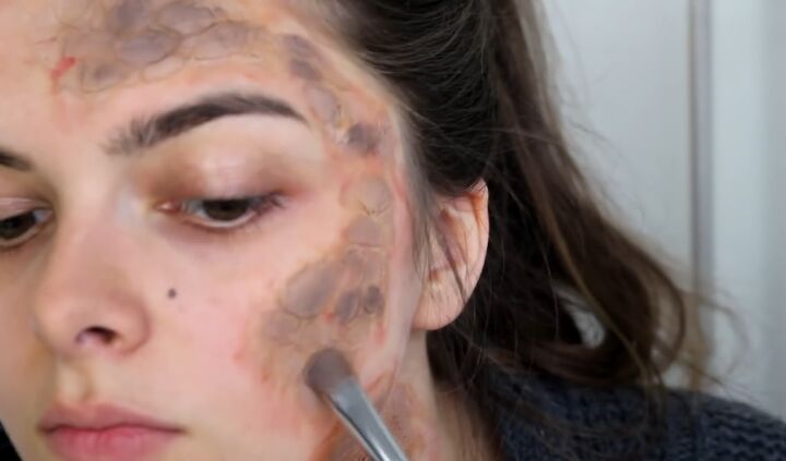 gruesome game of thrones makeup tutorial, Applying eyeshadow to face