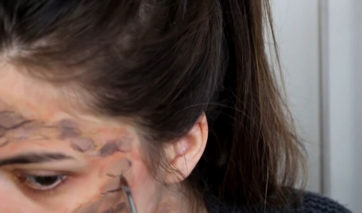 gruesome game of thrones makeup tutorial, Coloring between the cracks