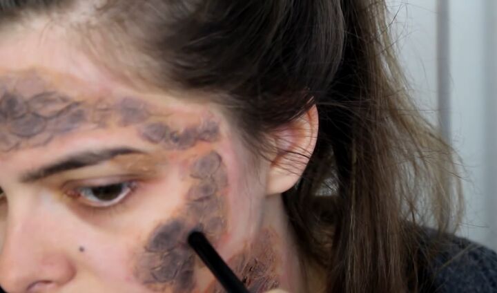 gruesome game of thrones makeup tutorial, Deepening the cracks