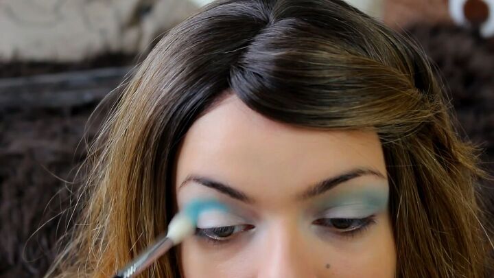 fantasy mermaid makeup tutorial for halloween, Coloring eyelids