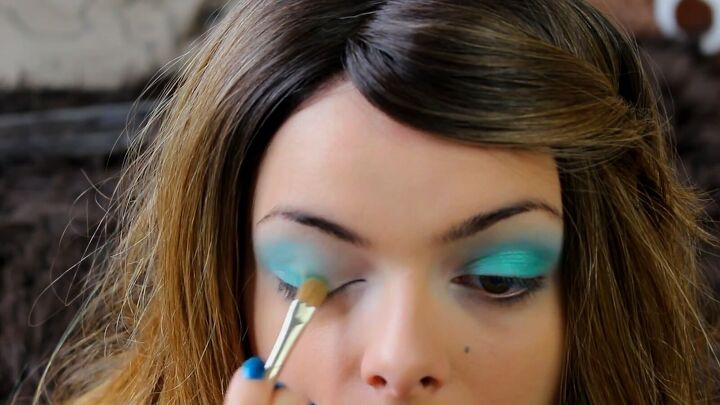 fantasy mermaid makeup tutorial for halloween, Applying green shimmer