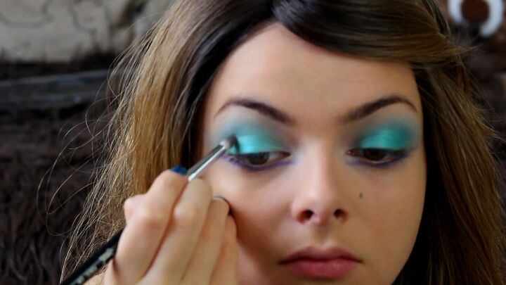 fantasy mermaid makeup tutorial for halloween, Lining lashes