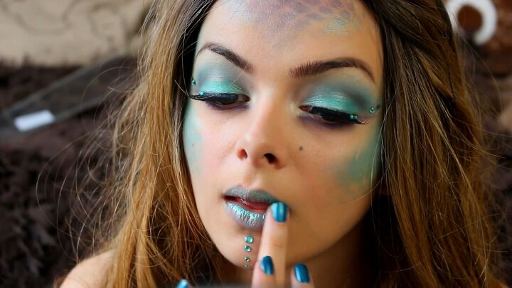 fantasy mermaid makeup tutorial for halloween, Coloring lips