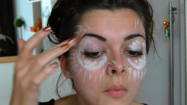 easy owl halloween makeup tutorial, Owl eye makeup