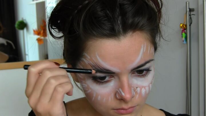 easy owl halloween makeup tutorial, Owl eye makeup