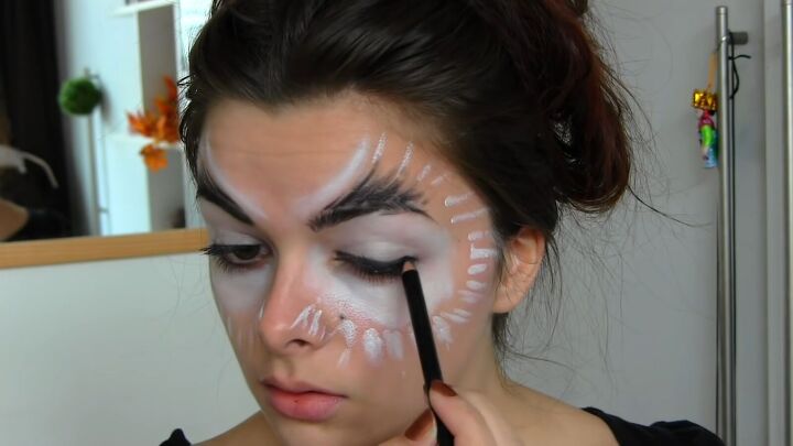 easy owl halloween makeup tutorial, Lining upper eyelids