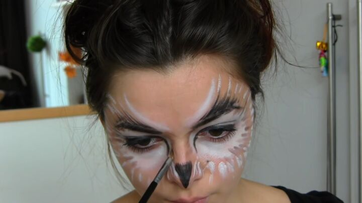 easy owl halloween makeup tutorial, Adding definition to beak