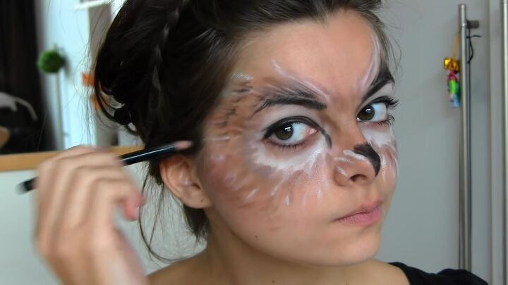 easy owl halloween makeup tutorial, Adding lines with black pencil