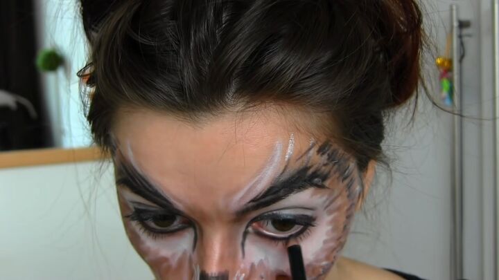 easy owl halloween makeup tutorial, Lining eyelash line