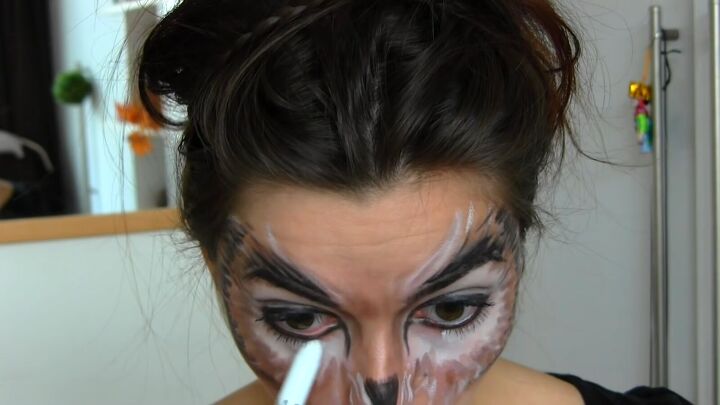 easy owl halloween makeup tutorial, Lining waterline