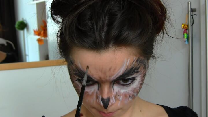 easy owl halloween makeup tutorial, Adding feather lines