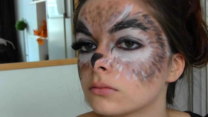 easy owl halloween makeup tutorial, Adding false eyelashes