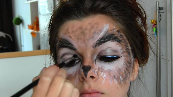 easy owl halloween makeup tutorial, Defining eye creases