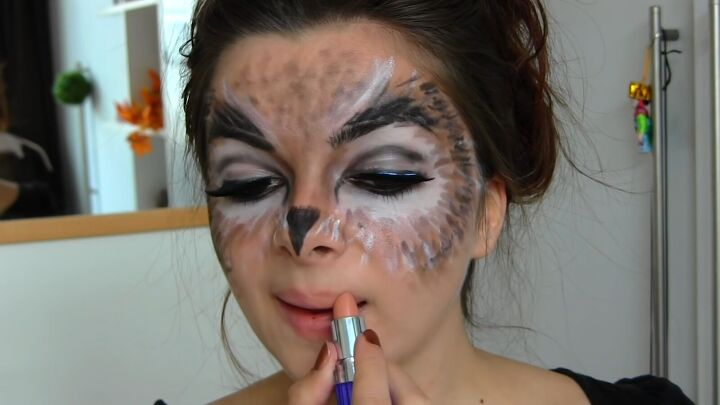 easy owl halloween makeup tutorial, Coloring lips