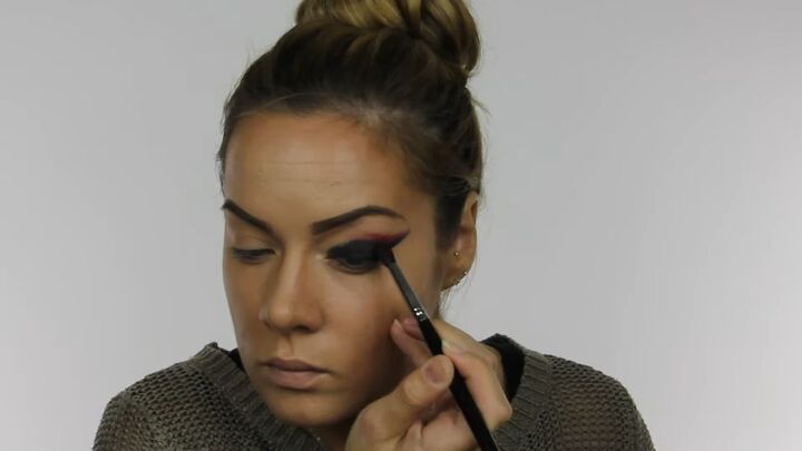 sexy vampire halloween costume makeup tutorial, Applying eyeshadow