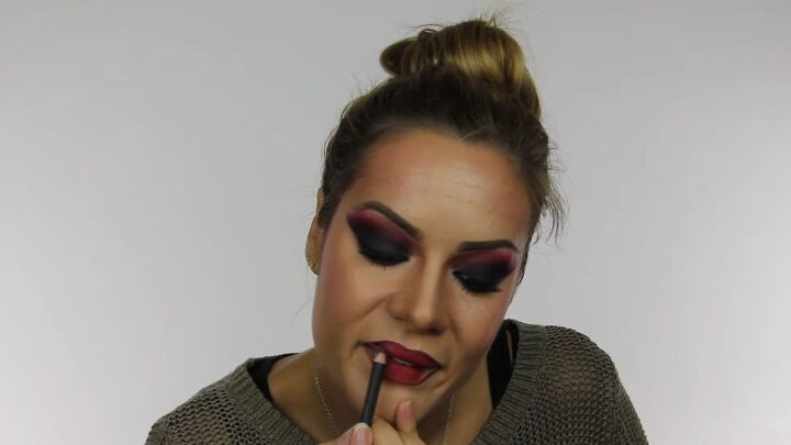 sexy vampire halloween costume makeup tutorial, Filling in lips