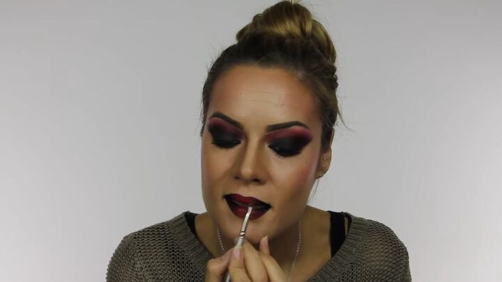 sexy vampire halloween costume makeup tutorial, Adding lipstick