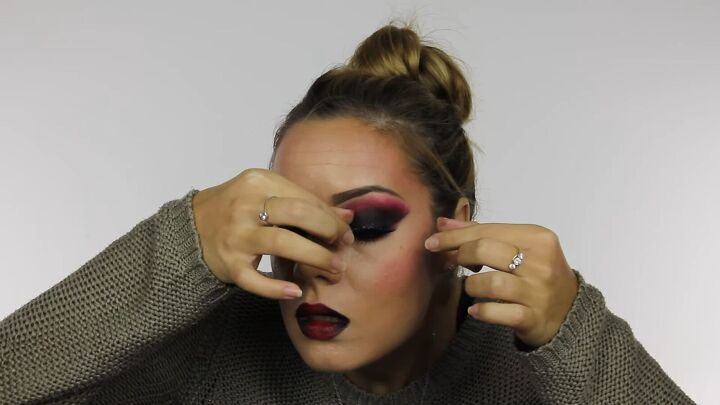 sexy vampire halloween costume makeup tutorial, Adding false eyelashes