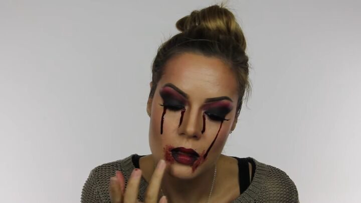 sexy vampire halloween costume makeup tutorial, Adding blood to face