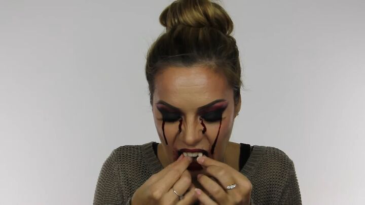 sexy vampire halloween costume makeup tutorial, Adding fangs