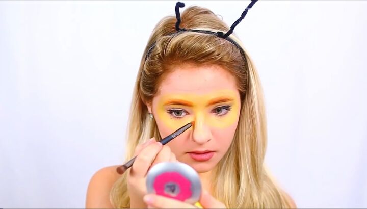 3 cute and easy snapchat halloween costumes, Applying orange eyeshadow