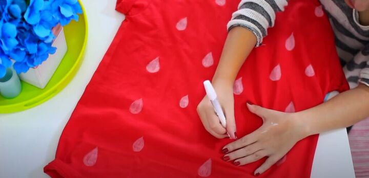 3 quick and easy halloween costume ideas, Creating DIY strawberry costume T shirt