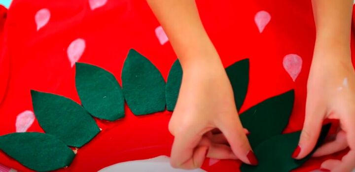 3 quick and easy halloween costume ideas, Adding leaves to strawberry costume T shirt