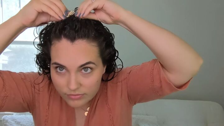 easy step by step curly hair routine, Clipping hair back