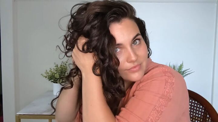 easy step by step curly hair routine, Scrunching oil into ends