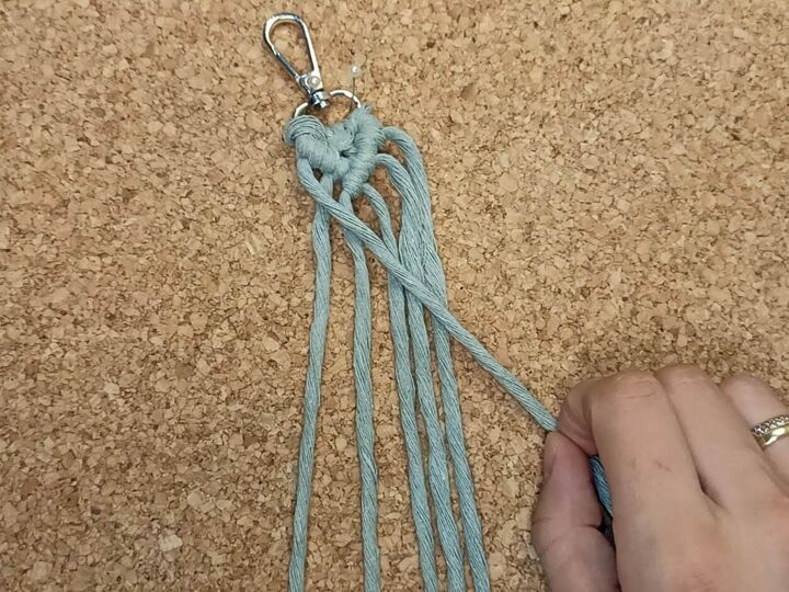 Tutorial Keychain Tali Mecrame Make Your Own DIY Keychain - Macrame Mermaid Tail Keyring | Upstyle