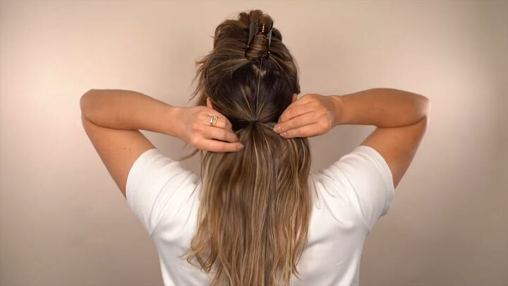 3 cute and easy hairstyles for women, Making a low ponytail