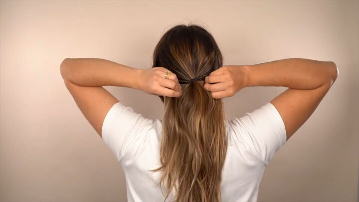 3 cute and easy hairstyles for women, Making a low ponytail