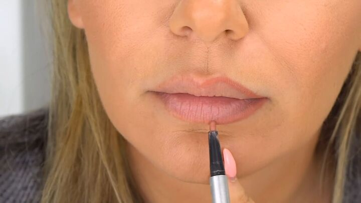 easy kylie jenner lip makeup tutorial, Lining the corner edges