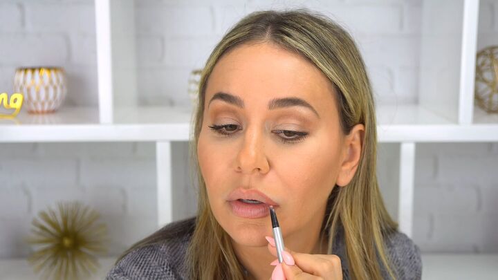 easy kylie jenner lip makeup tutorial, Lining lips
