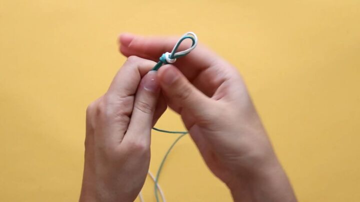 how to make 3 cute macrame friendship bracelets, Making a loop