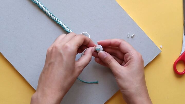 how to make 3 cute macrame friendship bracelets, Threading button