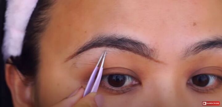 how to pluck your eyebrows easily at home, Tweezing eyebrows