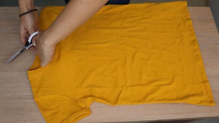 4 awesome diy t shirt cutting ideas, Laid out t shirt