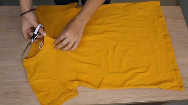 4 awesome diy t shirt cutting ideas, Snipping t shirt