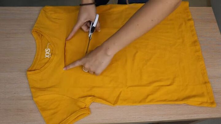 4 awesome diy t shirt cutting ideas, Checking line is equal