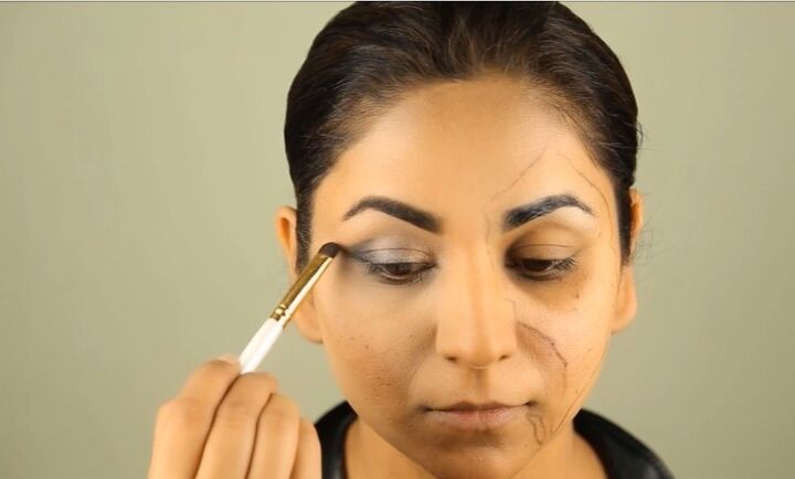 awesome terminator genisys inspired makeup tutorial for halloween, Applying eyeshadow