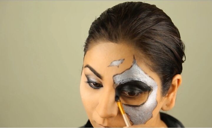 awesome terminator genisys inspired makeup tutorial for halloween, Applying black makeup