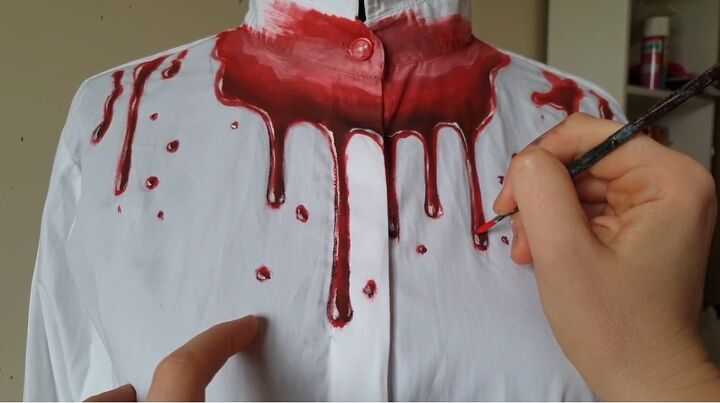 easy billie eilish blood drip shirt tutorial, Outlining blood dips