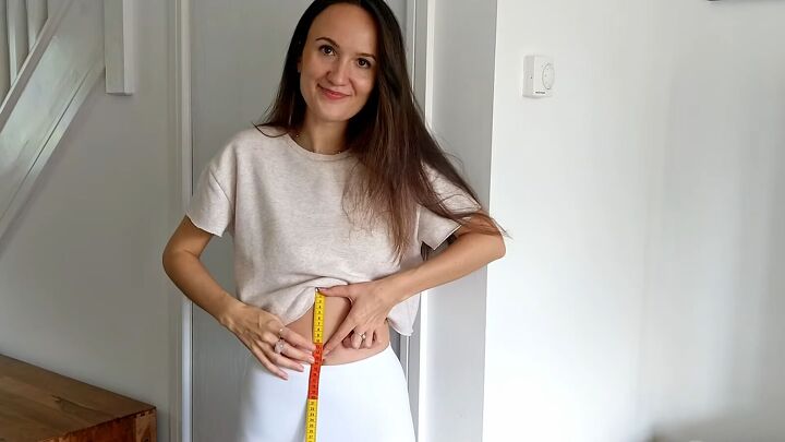 incredible dress transformation tutorial, Taking measurements
