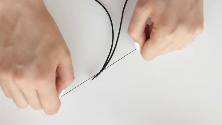 5 super cute diy leather friendship bracelet ideas, Tying thread at top of cord