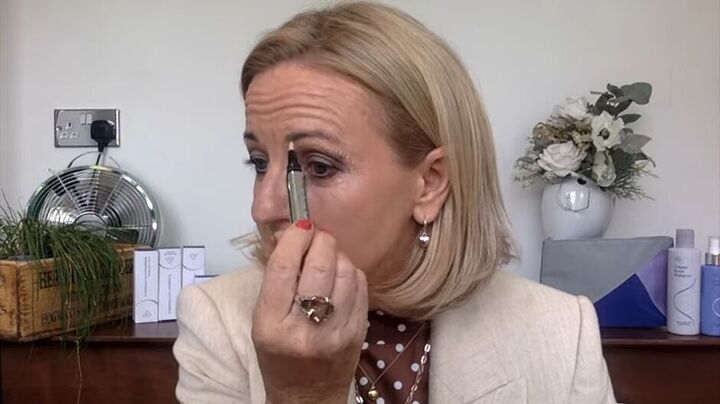 easy eye makeup tutorial for mature skin, Adding highlight