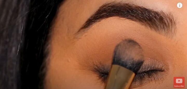 super easy brown smoky eye makeup tutorial, Applying brown eyeshadow