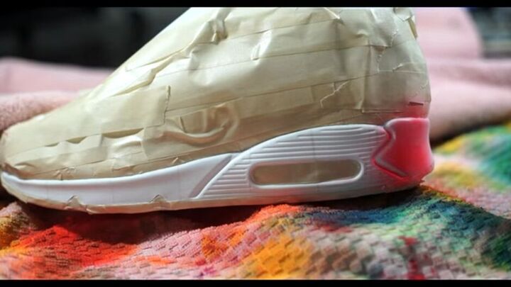 how to create awesome multicolor sneakers, Spraying the shoe