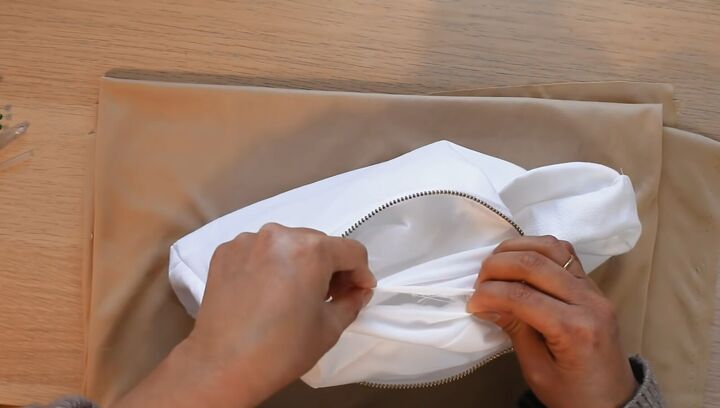 gorgeous scrunchie shoulder bag tutorial, Pinning fabric